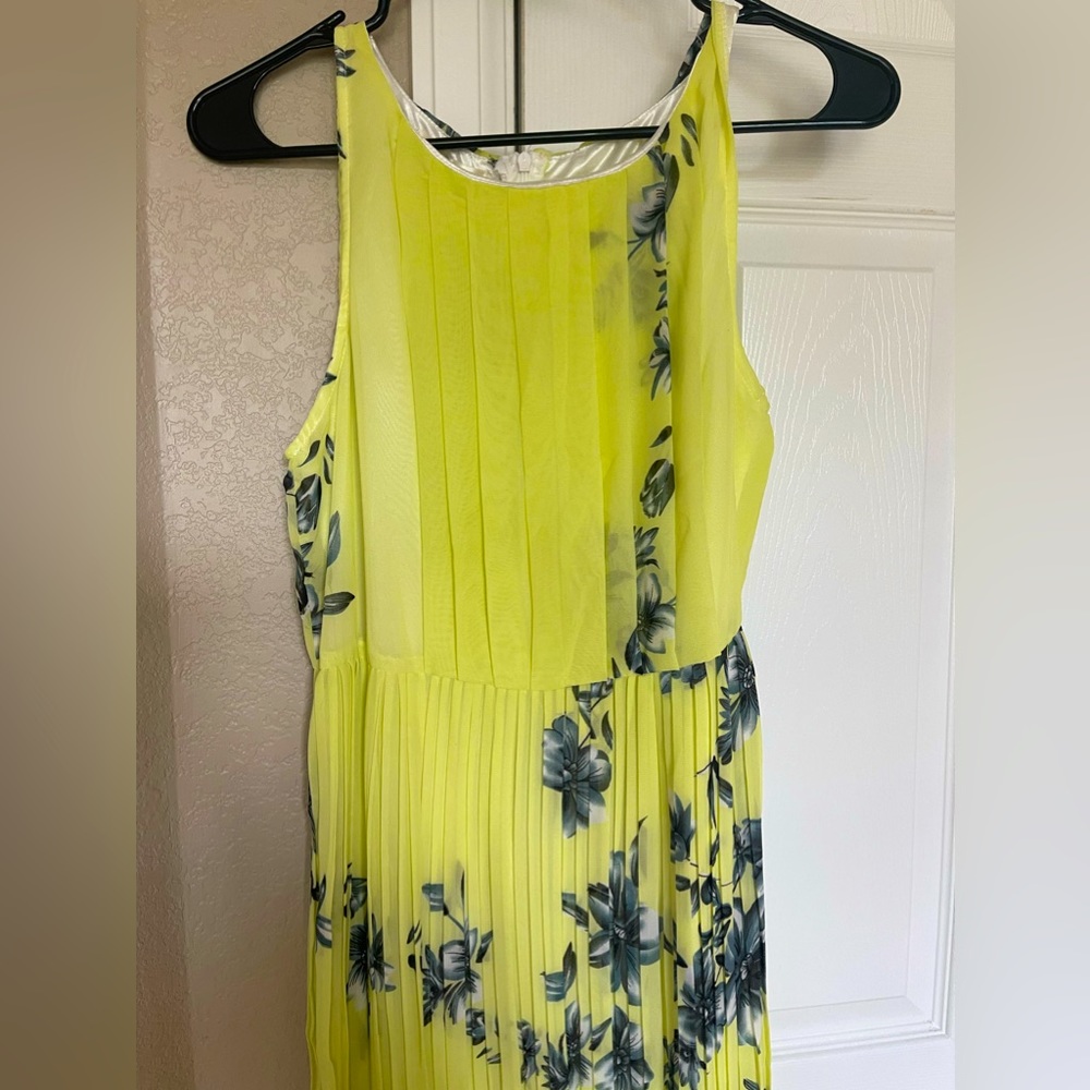 Beautiful summer yellow maxi dress with inner lining. Size S